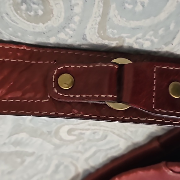 Darling red leather purse with beautiful brass details and a wide arm strap. - Picture 3 of 7